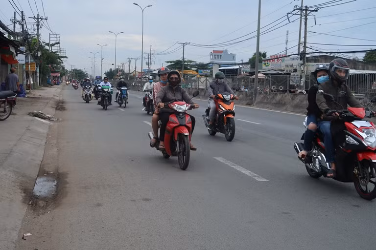 Người dân miền Tây trở lại TPHCM từ sáng sớm để tránh kẹt xe ảnh 7