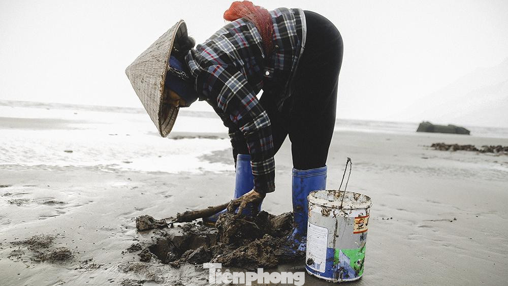 Nếu như cào dắt thì ngư dân phải ngâm mình dưới nước biển, còn đối với cào don thì họ sẽ phải cúi mình để bới don từ dưới những lớp cát
