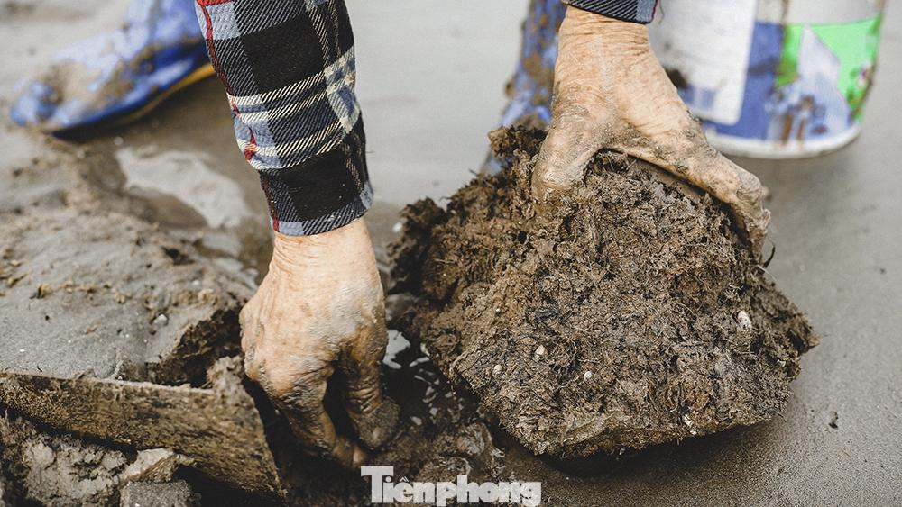 Do phải tiếp xúc trực tiếp với nước và đất biển nên chân, tay của ngư dân làm nghề cào don có nhiều vết nhăn, da trắng bợt.