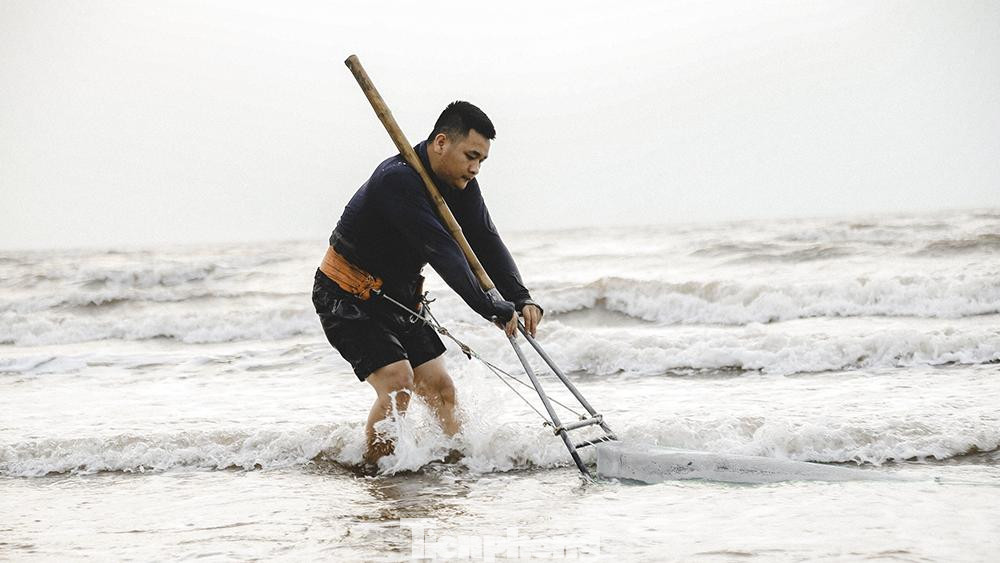 Công việc của những người vợt don, cào dắt tùy thuộc vào con nước. Nước lớn đi muộn hơn một chút, có khi đến hơn 1 giờ chiều mới kết thúc.