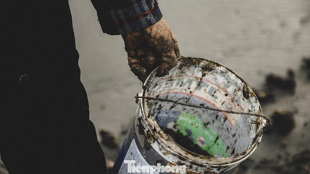 Chiếc xô đựng don đồng hành cùng ngư dân mỗi buổi đi cào