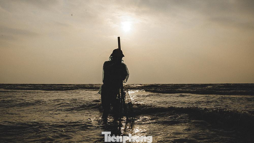 Từ sáng sớm trên bãi biển Hải Thịnh (Nam Định) có hàng chục ngư dân đi cào dắt biển. Đây là nghề giúp bà con có nguồn thu nhập chính cho gia đình.