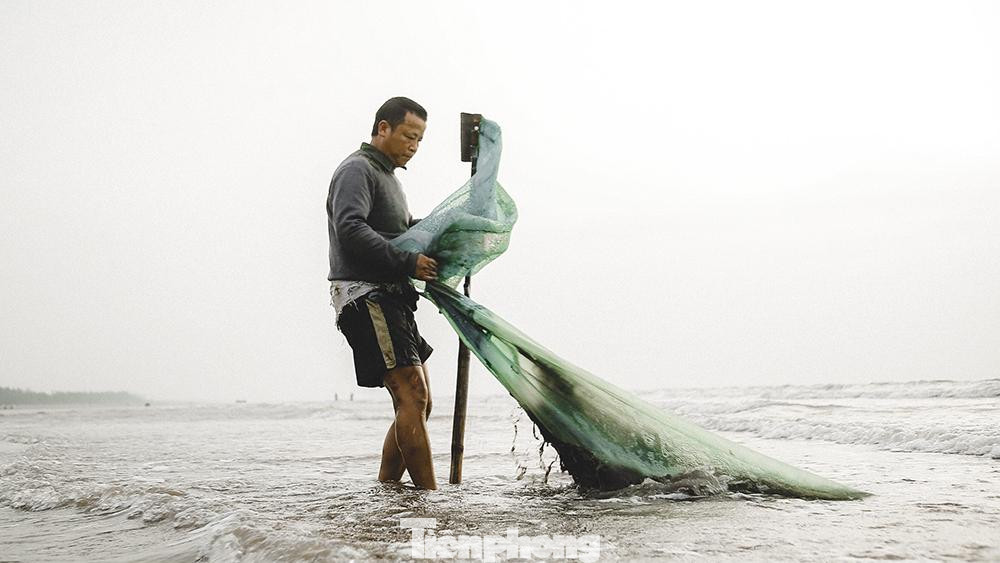 Dụng cụ để cào dắt là chiếc xăm dài 5-7 mét, miệc của chiếc xăm được gắn chiếc dao cạo nằm gọn trong khung sắt hình chữ nhật để có thể cắm sâu được vào lòng cát và di chuyển một cách dễ dàng hơn.