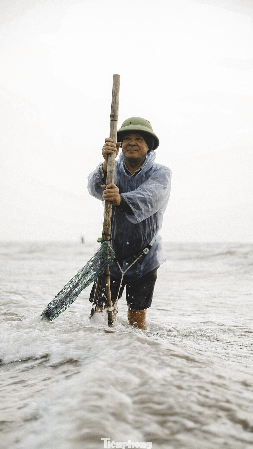 Nơi cào dắt thường là những bãi cát sát trên biển có độ sâu từ 0,5- 1 mét so với mặt nước biển. Người cào một tay cầm cán tre, tay còn lại tì vào thắt lưng đi với thế giật lùi. Trung bình cào một lượt là 15-20 mét tính ra khoảng trên 10km mỗi buổi và ngâm mình trong nước biển liên tục suốt 6 tiếng đồng hồ.