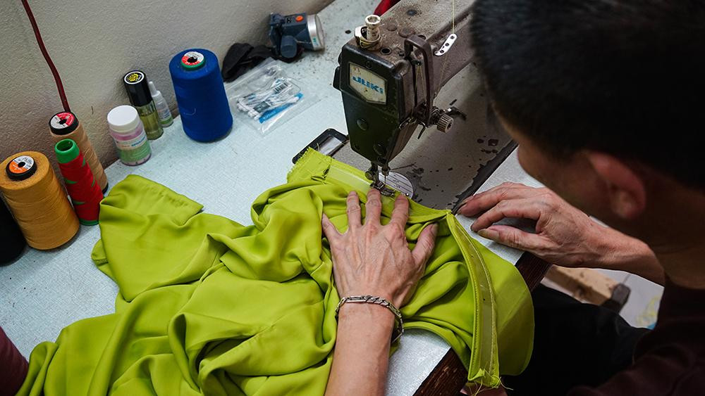 Sau khi cắt, cổ áo sẽ được may vào cẩn thận, khớp và phù hợp tổng thể chiếc áo dài.