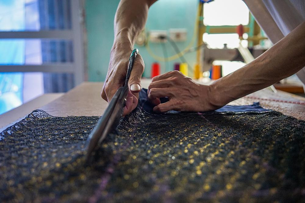 Để có một đường vải đẹp, người thợ phải cắt vải phải dứt khoát và cẩn thận.