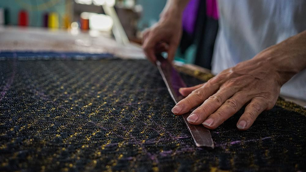 Công đoạn đo vải sao cho thật chính xác, đúng số đo đòi hỏi người thợ phải tỉ mỉ.