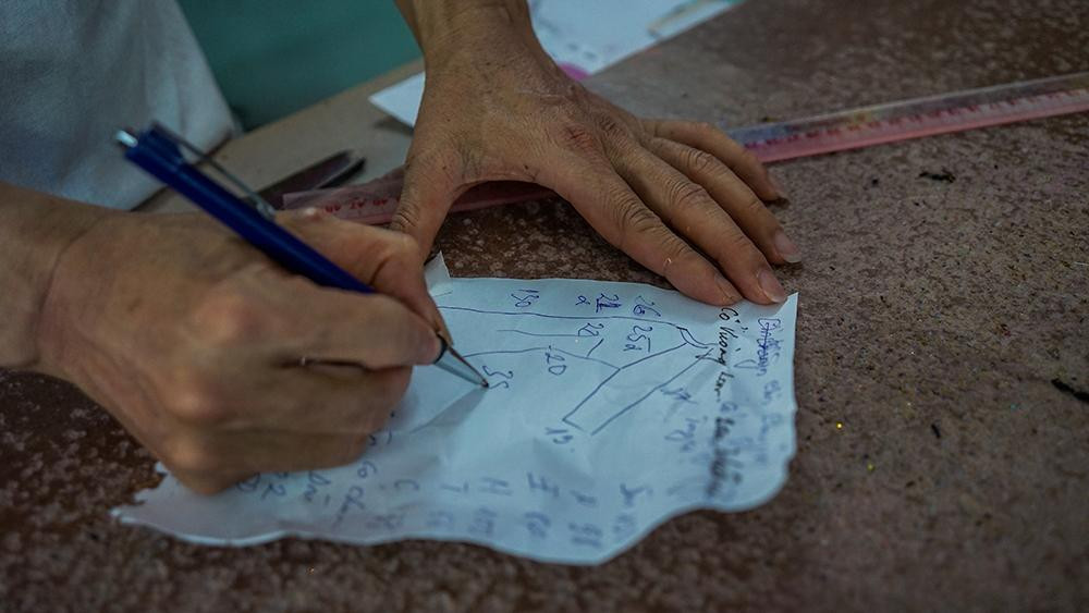 May áo dài sẽ được thực hiện qua các bước: chọn vải, lấy số đo, cắt, máy, khâu...