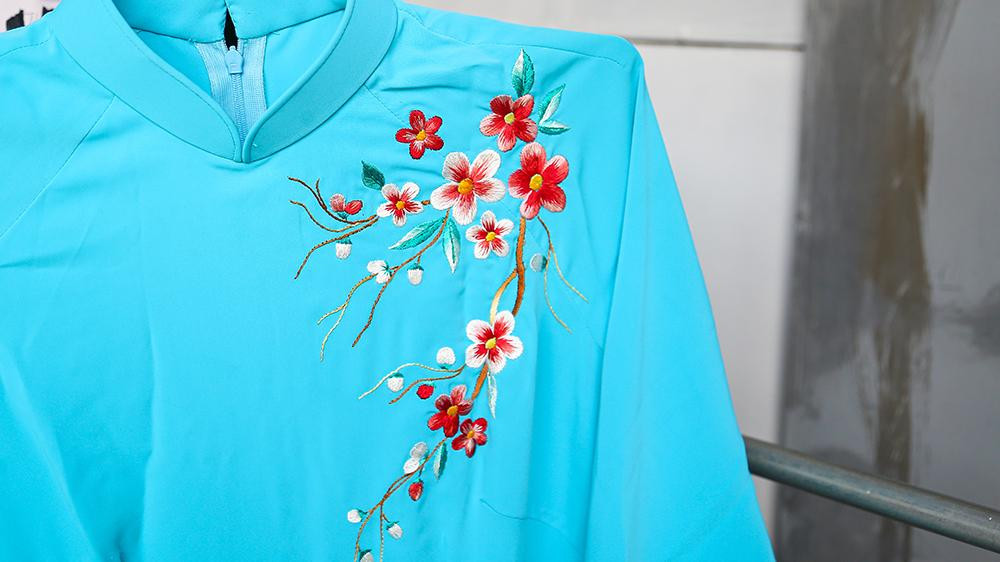 Áo dài ngày nay được “hiện đại hóa” để phù hợp với thị trường cũng như xu hướng. Nhưng những chiếc áo ở làng Trạch Xá vẫn được may với phương pháp thủ công và kinh nghiệm lâu đời và hơn hết là giữ được vẻ đẹp truyền thống.