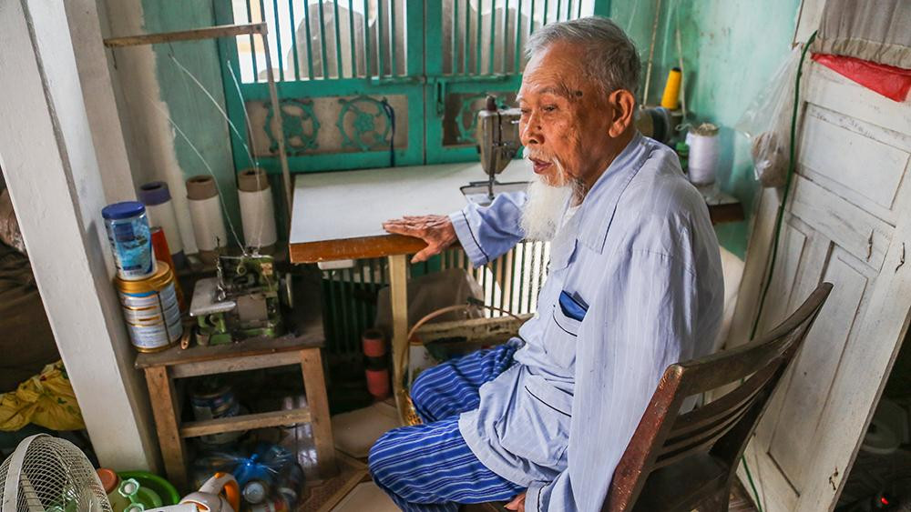 Nổi tiếng trong làng Trạch Xá là cụ Nguyễn Văn Nhiên, năm nay cụ gần 100 tuổi. Cụ Nhiên là một trong những nghệ nhân may áo dài nhiều tuổi nhất tại đây. Do tuổi già, sức khoẻ không cho phép, cụ Nhiên không còn may áo dài nữa mà truyền nghề lại cho con cháu. Cụ Nhiên chia sẻ: "Đàn ông ngày xưa phù hợp mang nghề đi hành hương kiếm sống, còn phụ nữ ở nhà lo chăm sóc con cái, lo việc đồng áng. Về sau, làng cũng bắt đầu truyền dạy nghề cho phụ nữ."