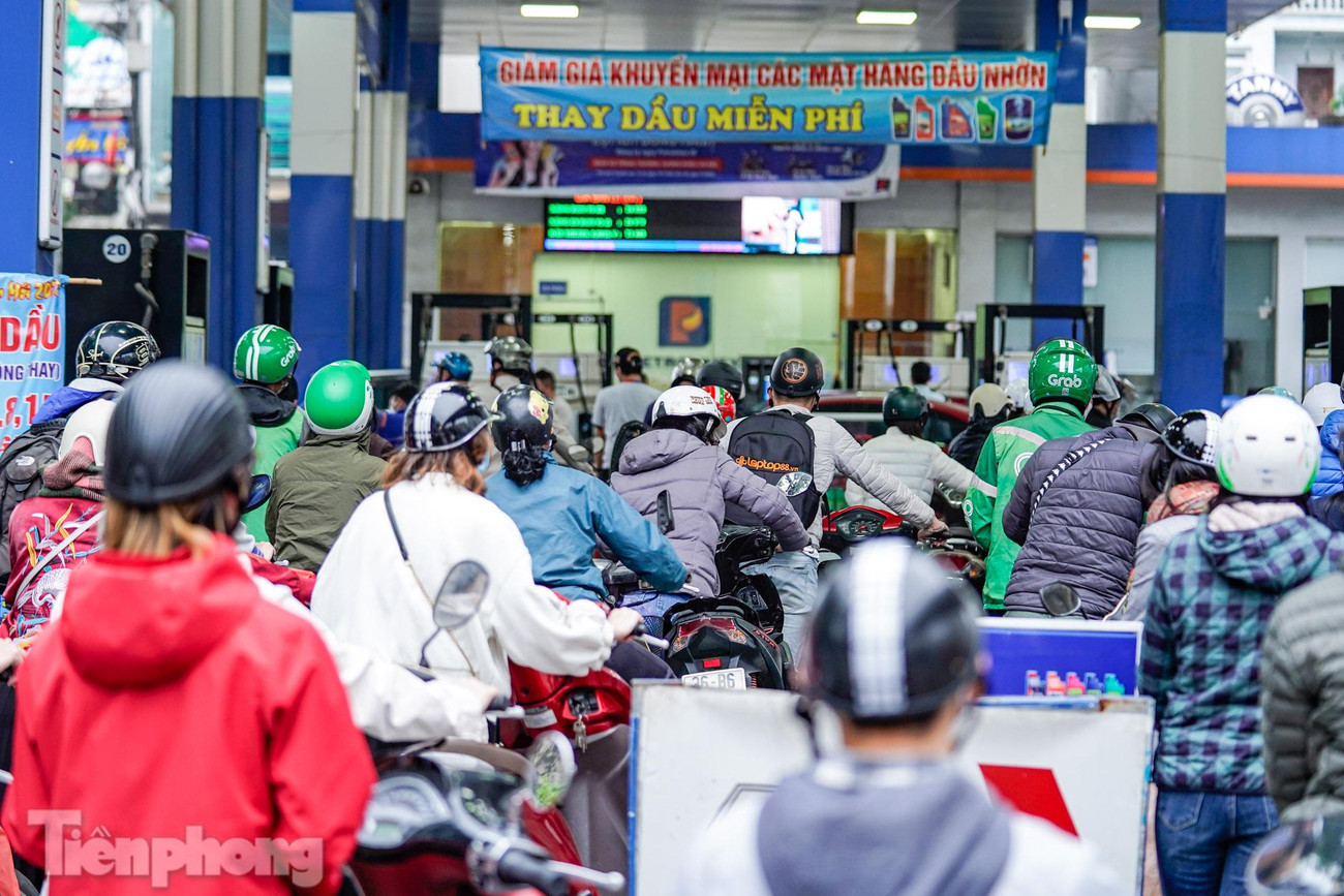 "Mặc dù xe chưa hết xăng nhưng nghe nói mai giá xăng tăng lên 30.000 đồng/lít nên phải tranh thủ đổ đầy bình cho chắc", chị Linh (Đống Đa) chia sẻ. "Mặc dù xe chưa hết xăng nhưng nghe nói mai giá xăng tăng lên 30.000 đồng/lít nên phải tranh thủ đổ đầy bình cho chắc", chị Linh (Đống Đa) chia sẻ.