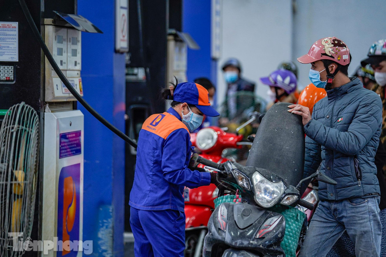 Hầu hết người dân đều tranh thủ đổ đầy bình trước thời điểm xăng tăng giá. Hầu hết người dân đều tranh thủ đổ đầy bình trước thời điểm xăng tăng giá.