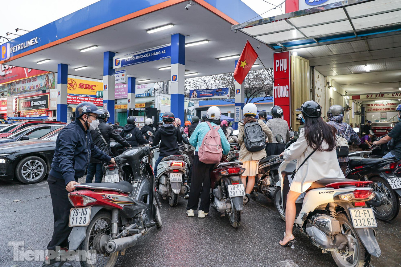 Hình ảnh tương tự tại một cây xăng trên đường Nguyễn Trãi (quận Thanh Xuân, Hà Nội). Hình ảnh tương tự tại một cây xăng trên đường Nguyễn Trãi (quận Thanh Xuân, Hà Nội).