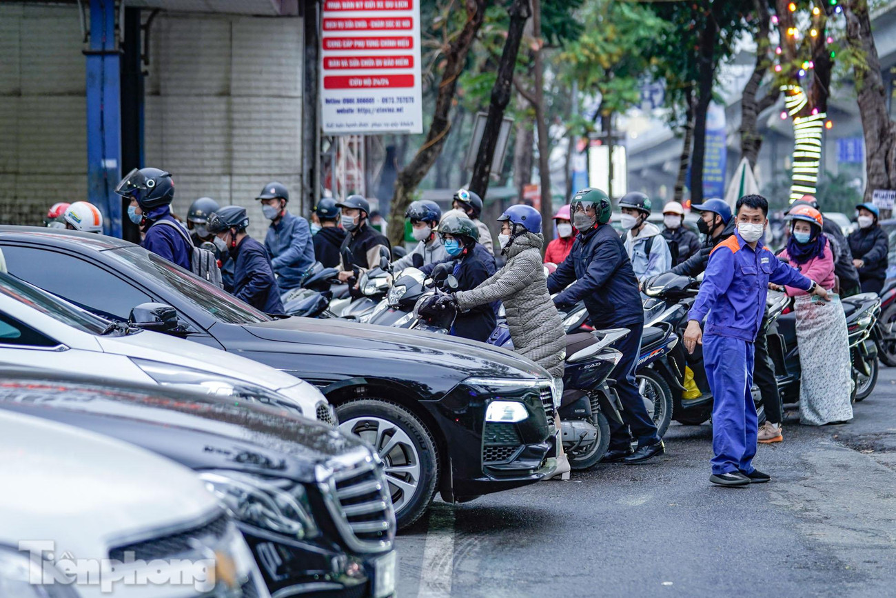 Càng về giờ cao điểm lại càng đông, dòng xe xếp hàng vào cây xăng tràn ra đường. Càng về giờ cao điểm lại càng đông, dòng xe xếp hàng vào cây xăng tràn ra đường.