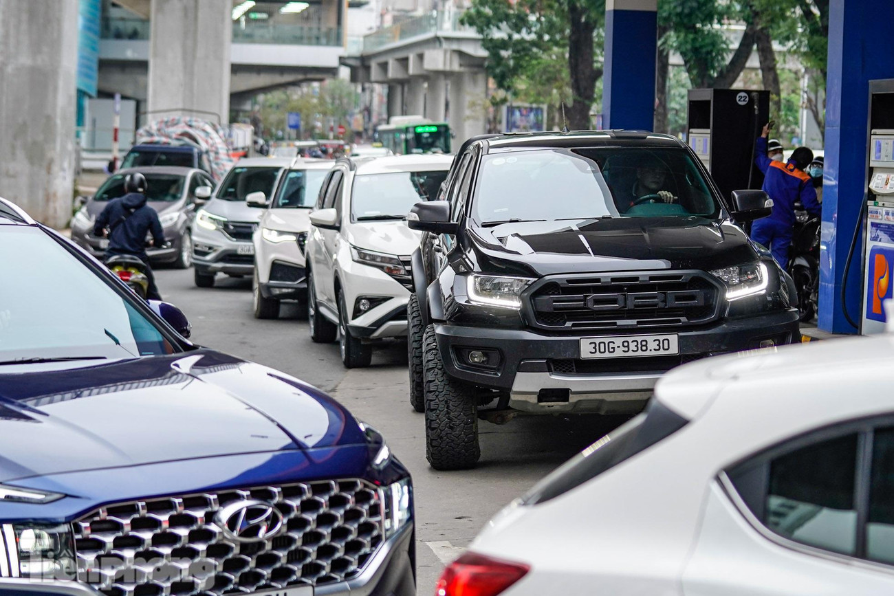 Cả xe máy và ô tô cũng lũ lượt nối đuôi nhau vào bơm xăng. Cả xe máy và ô tô cũng lũ lượt nối đuôi nhau vào bơm xăng.