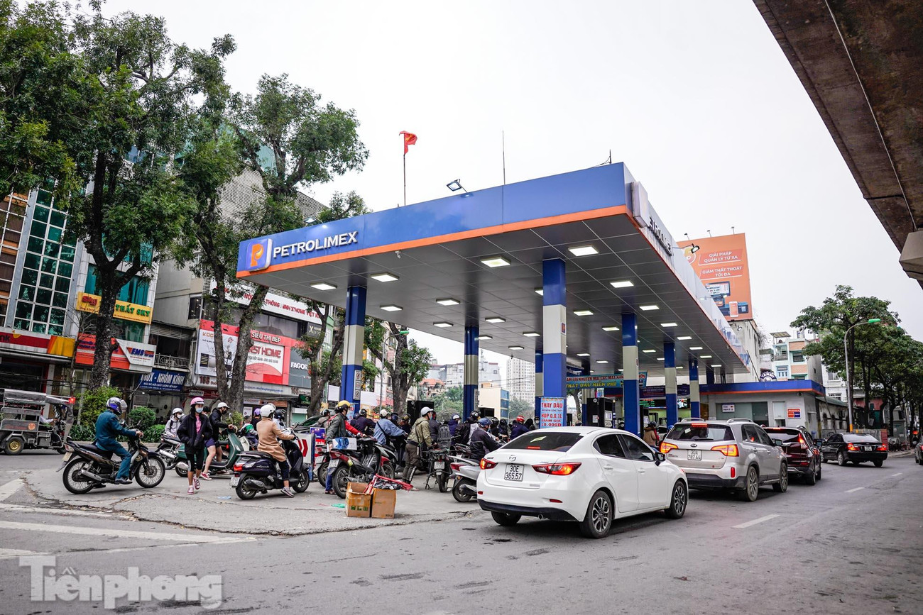 Ghi nhận của PV vào chiều muộn ngày hôm nay (10/3), các cây xăng tại Hà Nội đều đông nghẹt người. Ai cũng muốn tranh thủ mua khi có dự báo xăng sẽ tiến sát giá 30.000 lít vào chiều mai. Ghi nhận của PV vào chiều muộn ngày hôm nay (10/3), các cây xăng tại Hà Nội đều đông nghẹt người. Ai cũng muốn tranh thủ mua khi có dự báo xăng sẽ tiến sát giá 30.000 lít vào chiều mai.