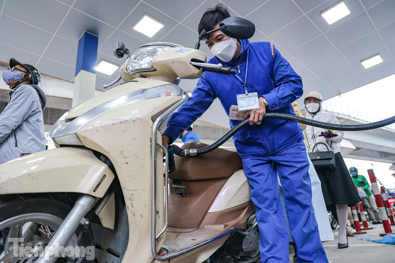 Dự kiến, ngày mai (11/3), giá bán lẻ xăng dầu trong nước có thể tiếp tục phải điều chỉnh tăng theo giá thế giới, với mức tăng cao, khiến giá xăng có thể chạm ngưỡng 30.000 đồng/lít. Dự kiến, ngày mai (11/3), giá bán lẻ xăng dầu trong nước có thể tiếp tục phải điều chỉnh tăng theo giá thế giới, với mức tăng cao, khiến giá xăng có thể chạm ngưỡng 30.000 đồng/lít.