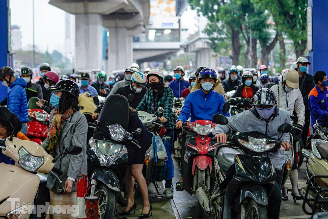 Hình ảnh tại cây xăng trên đường Láng, đoạn gần Ngã Tư Sở (phường Thượng Đình, quận Đống Đa). Hình ảnh tại cây xăng trên đường Láng, đoạn gần Ngã Tư Sở (phường Thượng Đình, quận Đống Đa).
