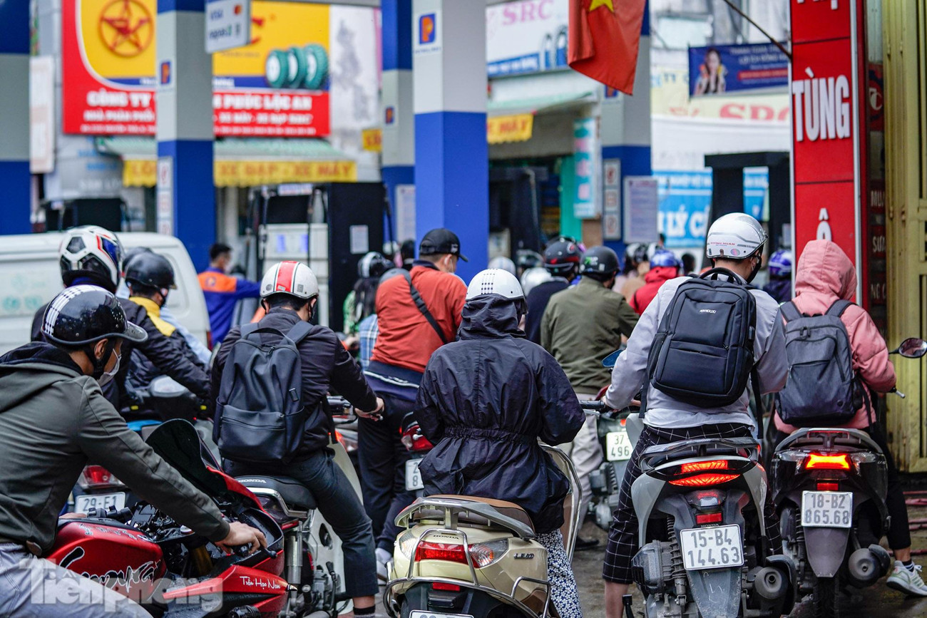 Rất nhiều người phải chờ đợi lâu mới đến lượt đổ xăng. Rất nhiều người phải chờ đợi lâu mới đến lượt đổ xăng.