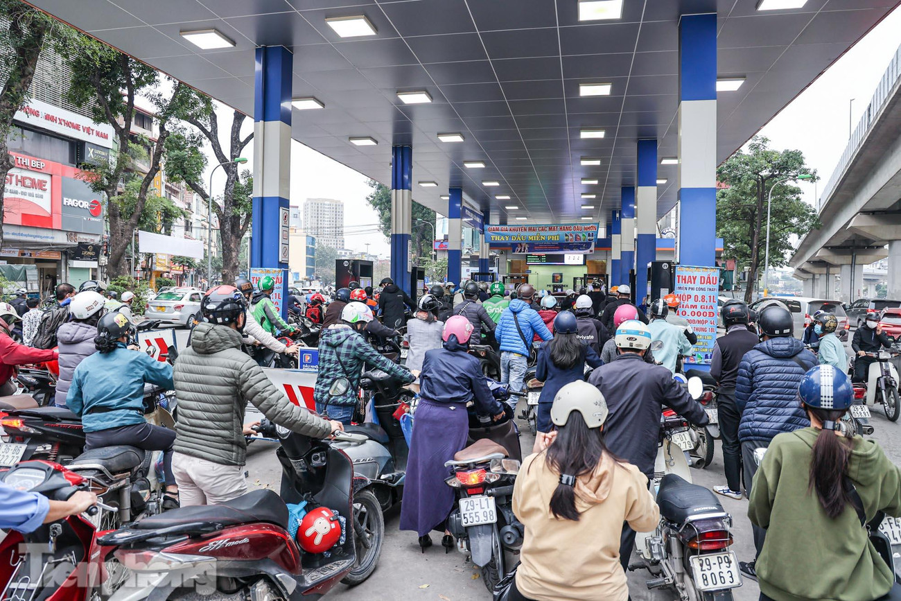 Lượng khách đông bất thường, nhiều phương tiện phải xếp hàng dài để chờ đến lượt đổ xăng. Lượng khách đông bất thường, nhiều phương tiện phải xếp hàng dài để chờ đến lượt đổ xăng.
