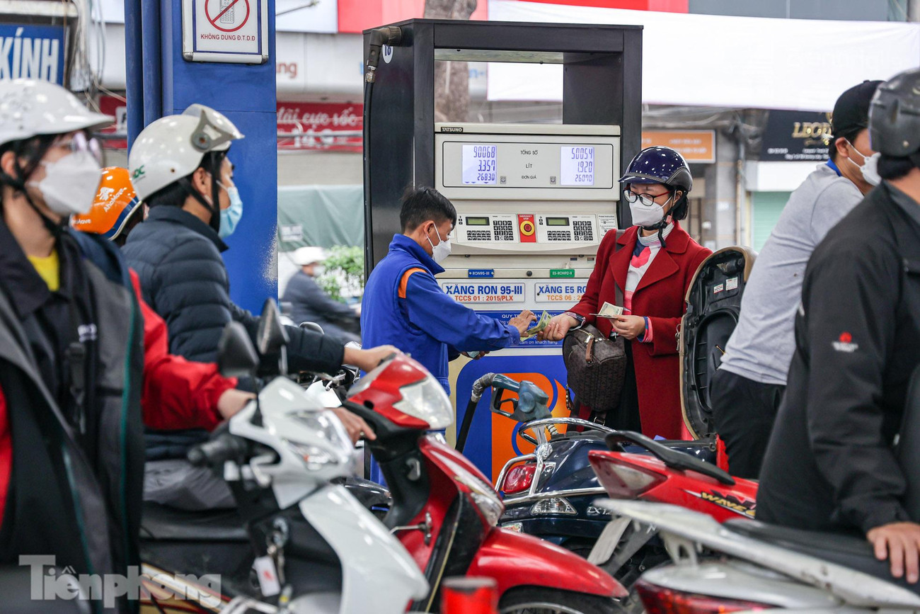 Để đến lượt đổ xăng, mỗi người cũng phải xếp hàng chừng 10-15 phút. Để đến lượt đổ xăng, mỗi người cũng phải xếp hàng chừng 10-15 phút.