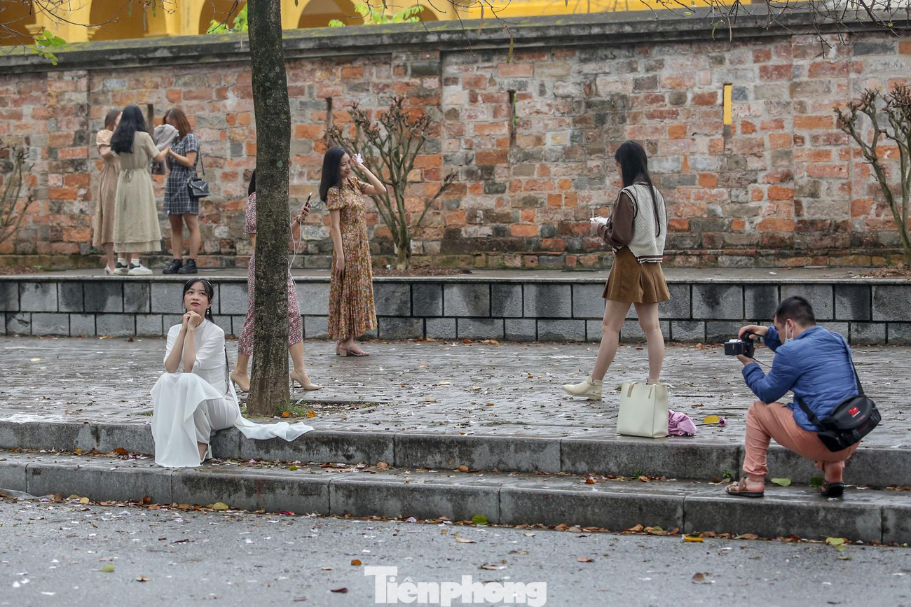 Đa phần thiếu nữ chọn áo dài trắng chụp ảnh để hợp với khung cảnh hoa ban.