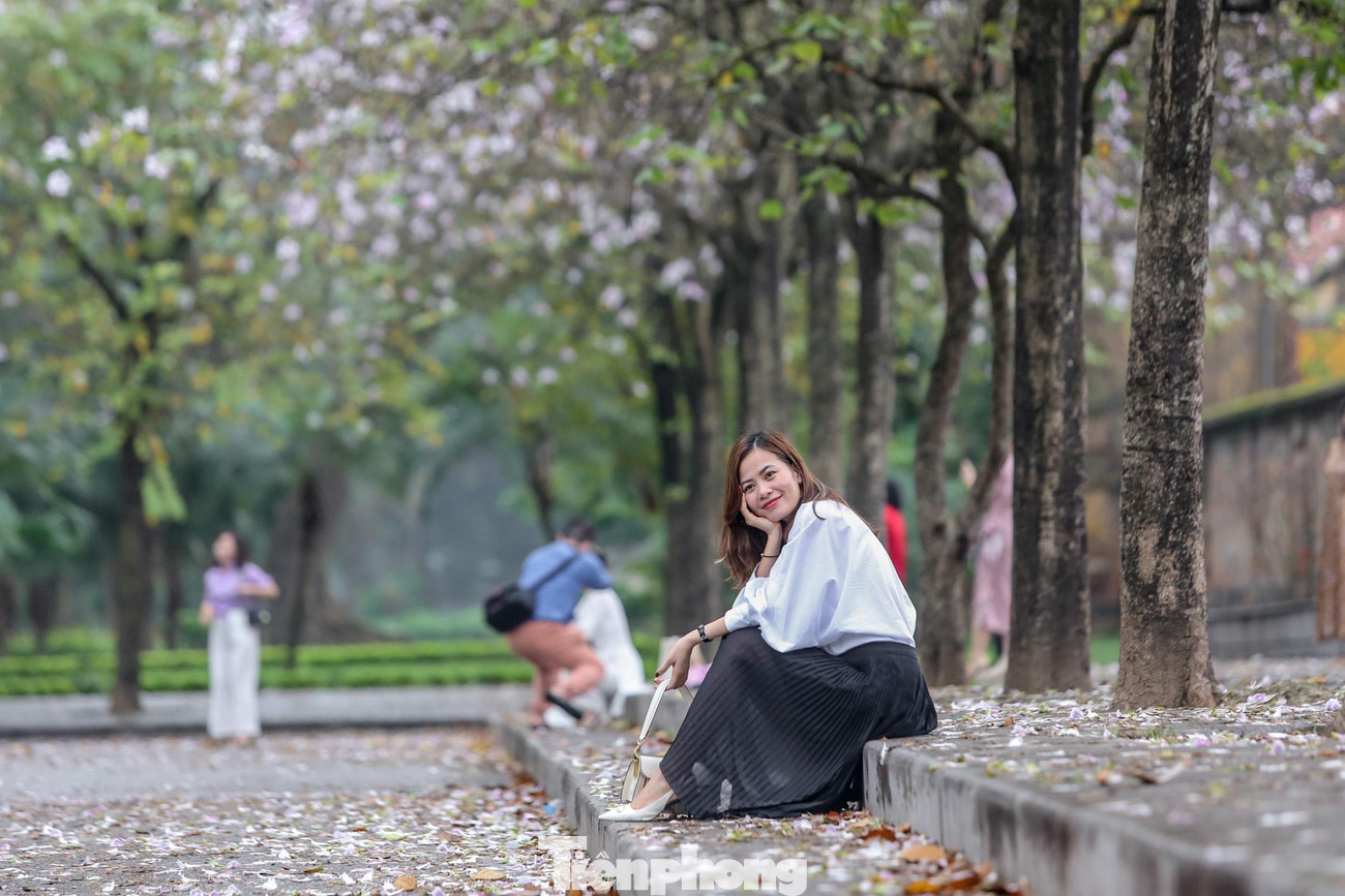"Hôm nay em mới có dịp được lên con đường hoa này, quả thực hoa ban tím rất đẹp và em rất thích", một thiếu nữ đến chụp ảnh chia sẻ.