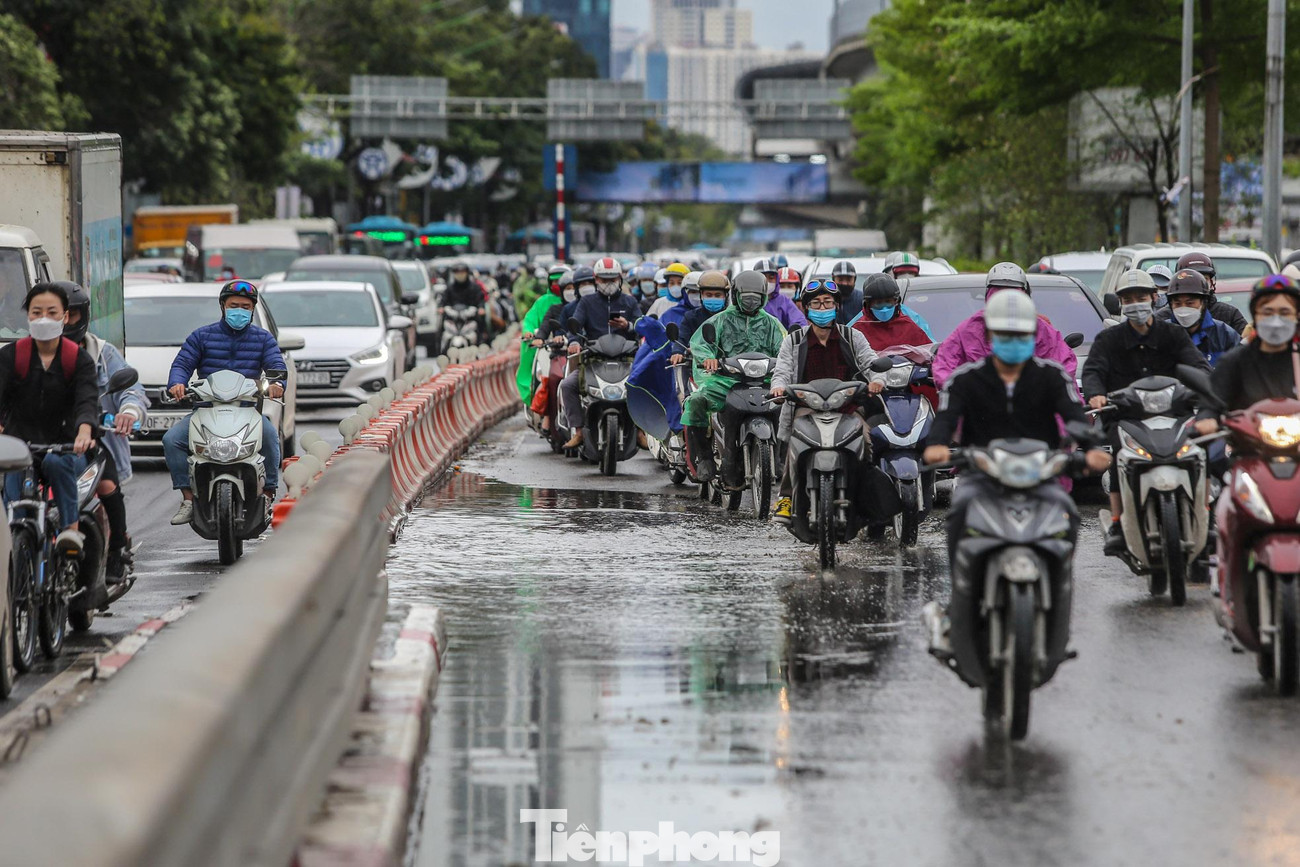 Vũng nước trên cầu vượt Ngã Tư sở khiến các phương tiện di chuyển khó khăn.