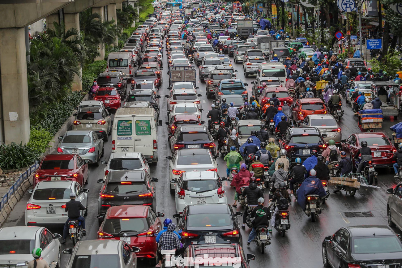 Lượng phương tiện tham gia giao thông đông "nghìn nghịt".
