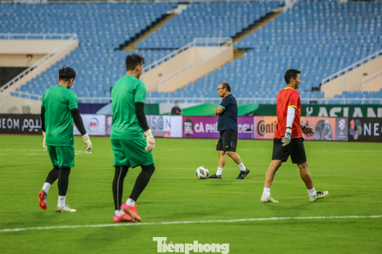 Thầy Park chỉ đạo các học trò tại buổi tập.