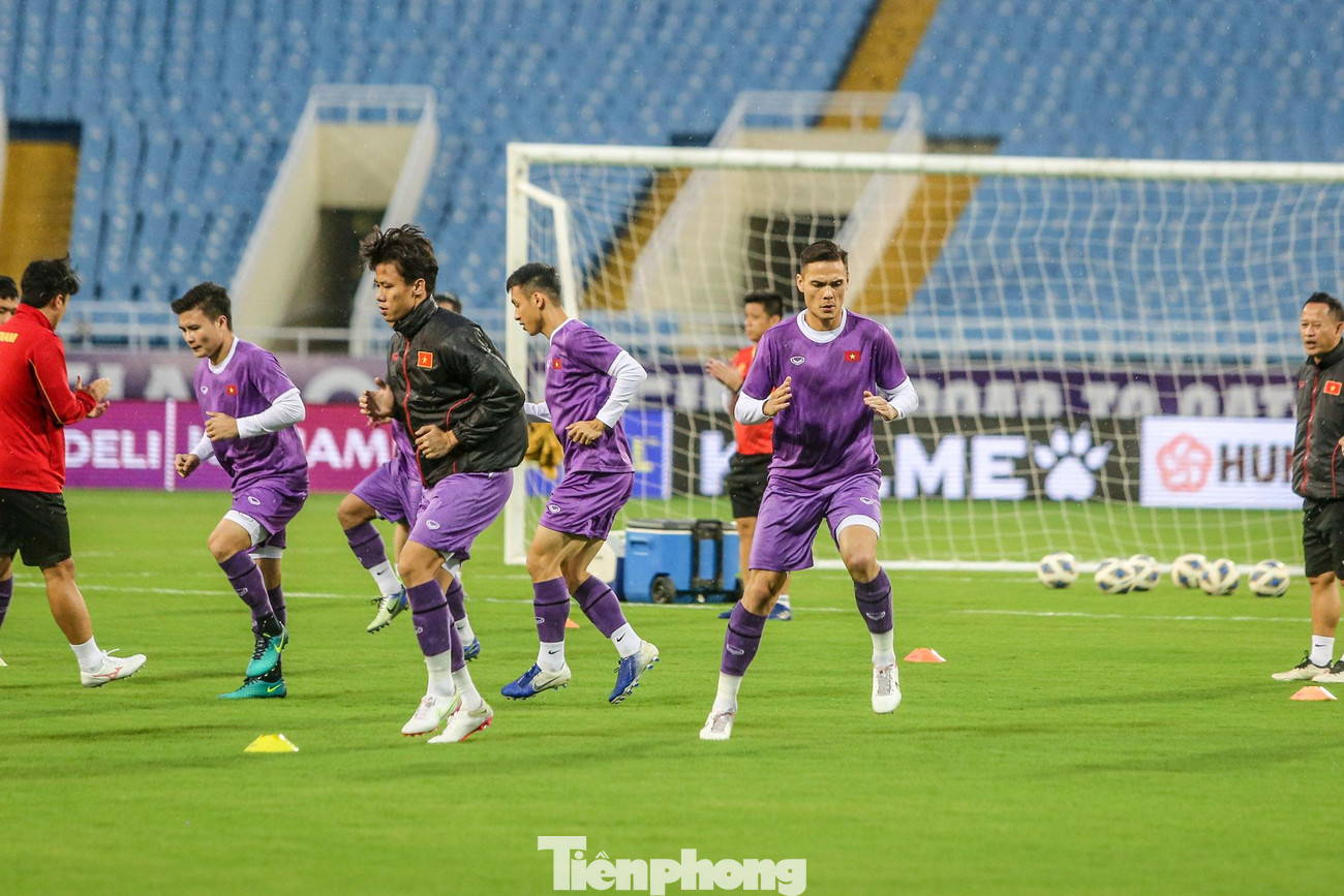 Trung vệ Việt kiều Adriano Schmidt tại buổi tập.