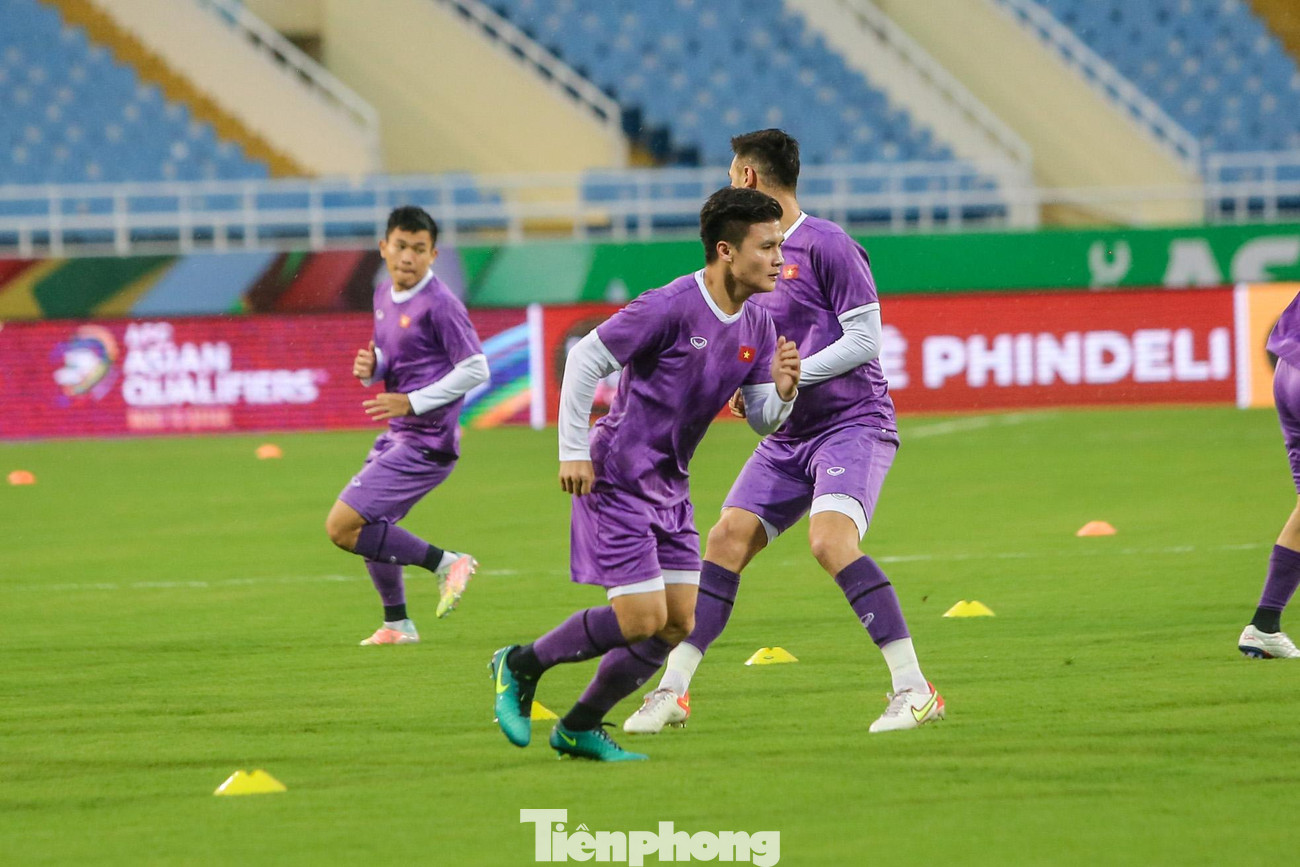 Quang Hải trên sân tập cùng đội tuyển