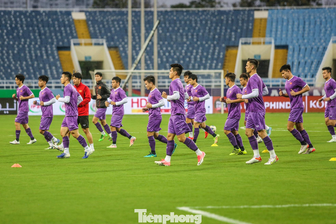 Trước trận đấu, đội tuyển Việt Nam gặp vô vàn khó khăn về lực lượng vì có đến 8 cầu thủ nhiễm COVID-19 đang phải cách ly. Bên cạnh đó, ĐT Việt Nam còn không thể có sự phục vụ của một số trụ cột vì chấn thương như Phan Văn Đức, Đỗ Duy Mạnh, Nguyễn Trọng Hoàng,…