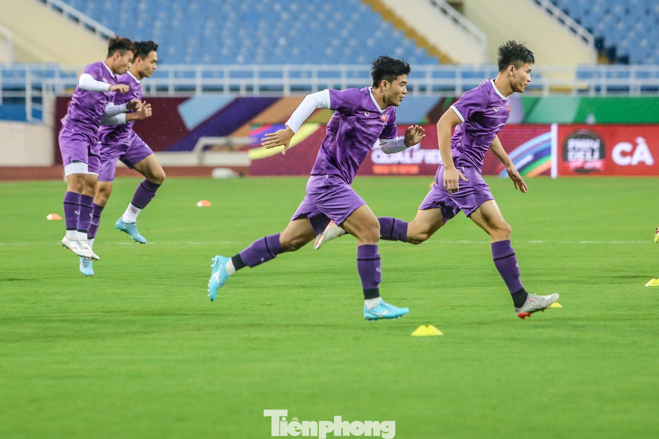 Trong 15 phút đầu, ban huấn luyện cho các cầu thủ tập các bài khởi động.
