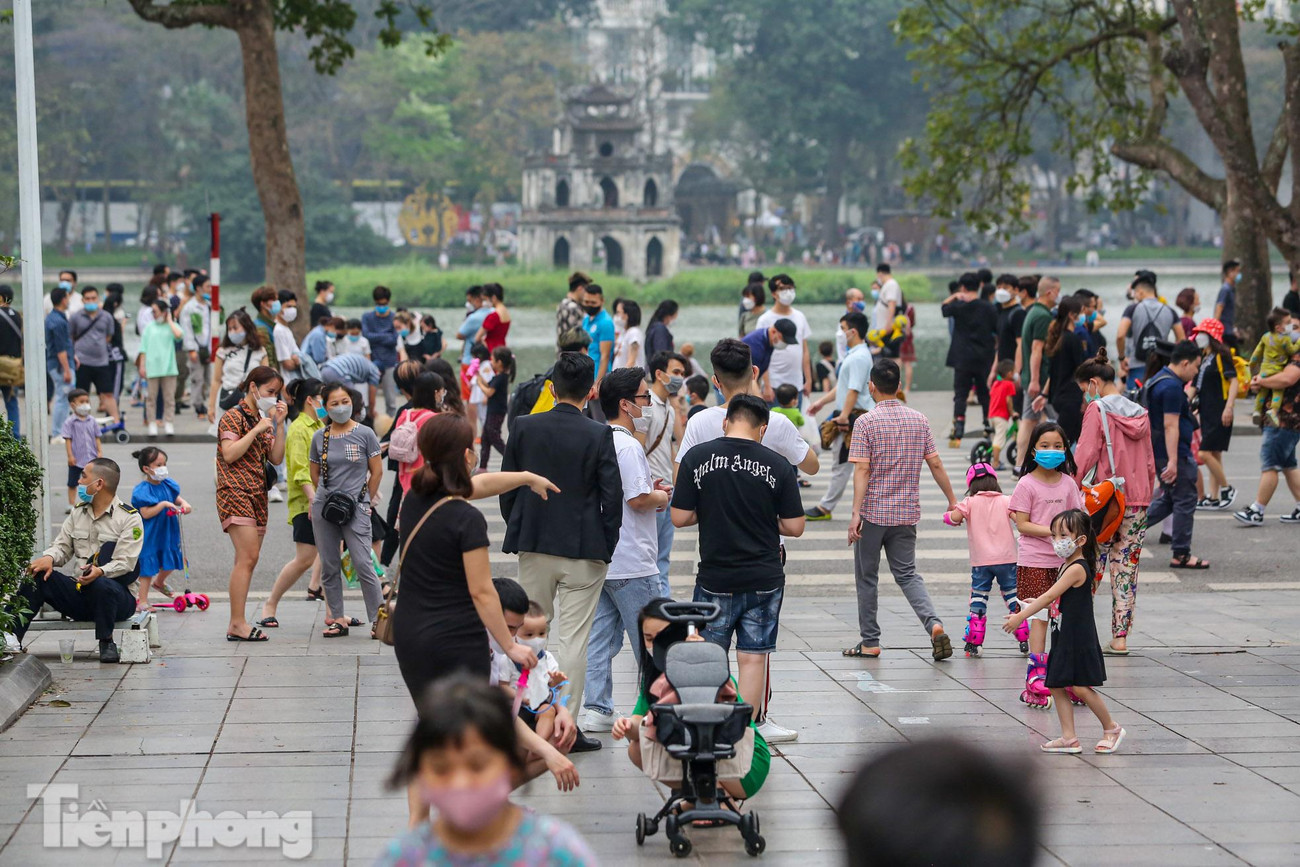 Phố đi bộ Hồ Gươm chính thức mở cửa trở lại từ tối ngày 18/3 đã thu hút rất nhiều người dân, khách du lịch tới đây trong hai ngày cuối tuần.