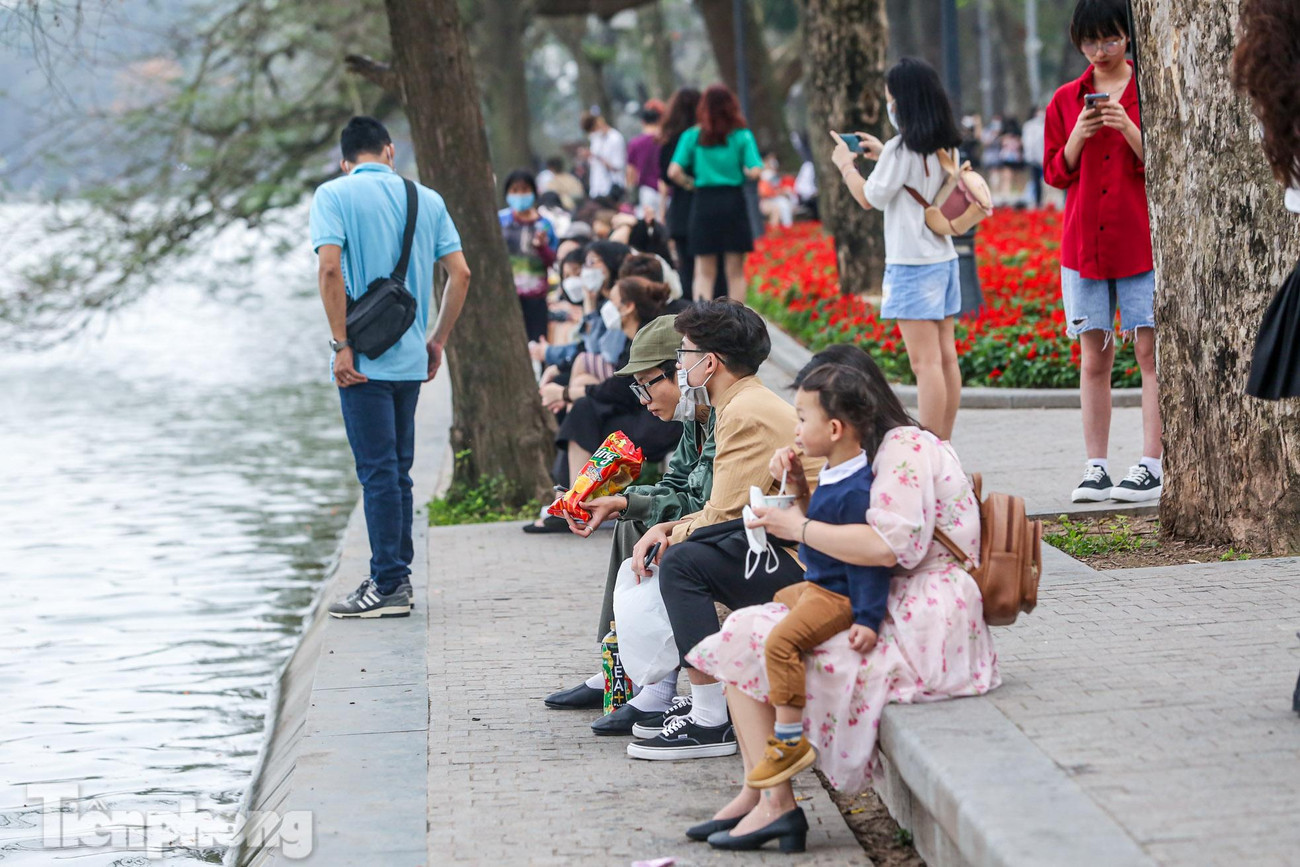 Khu vực bờ kè thu hút nhiều người dừng chân trong thời tiết mát dịu.