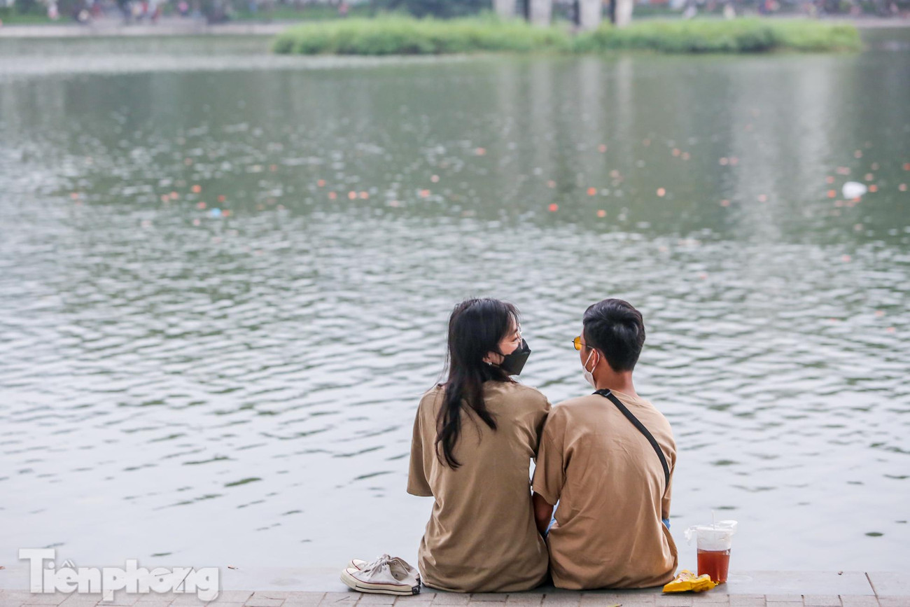 Nhiều bạn trẻ chọn phố đi bộ để hẹn hò.