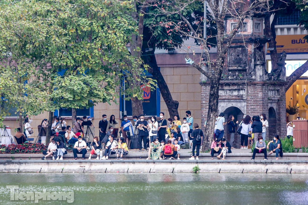 Đông đúc người tại khu vực tháp Hòa Phong