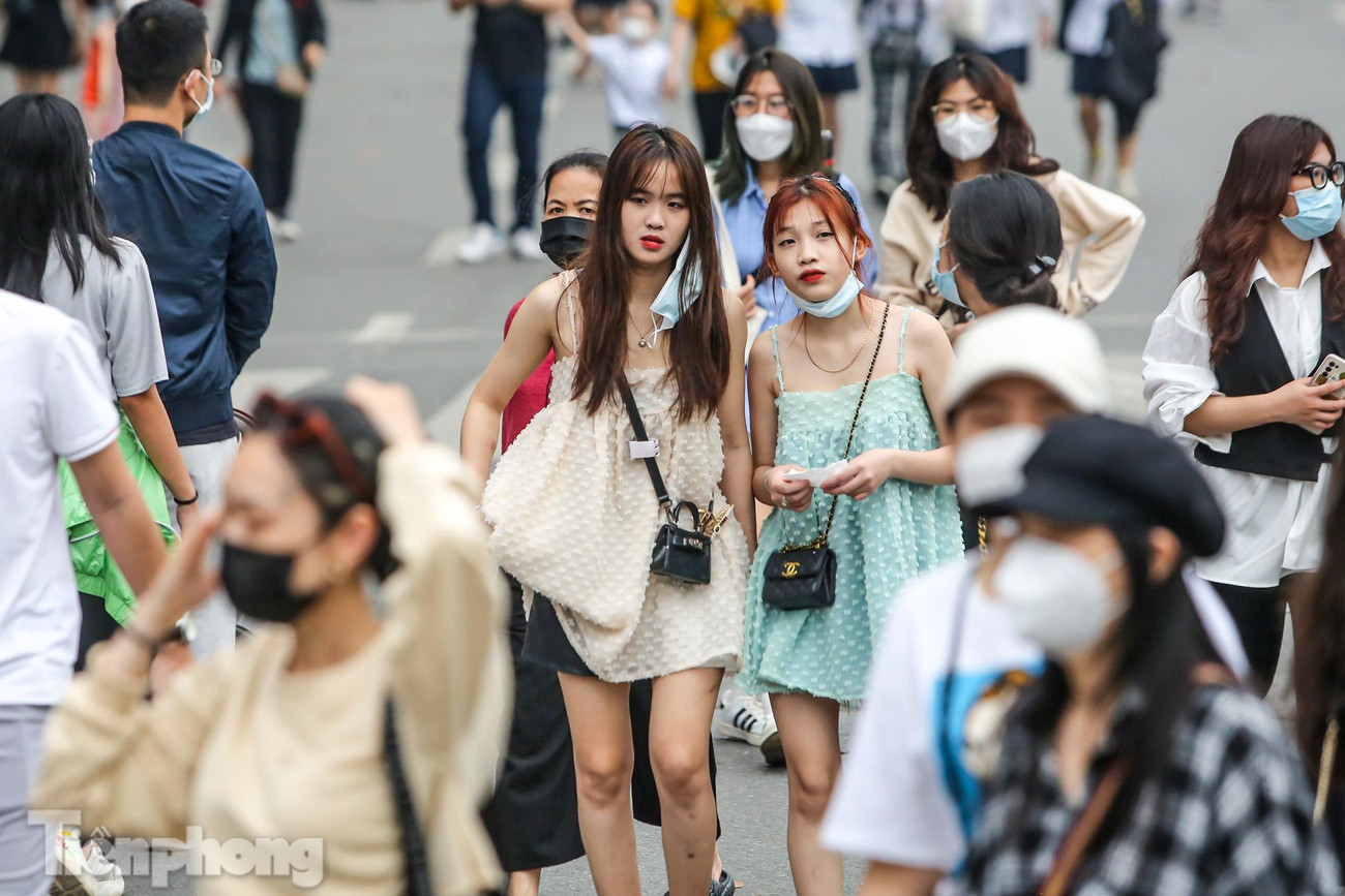 Tuy nhiên vẫn xuất hiện trường hợp không đeo khẩu trang, tháo khẩu trang khi tham gia phố đi bộ hồ Hoàn Kiếm.