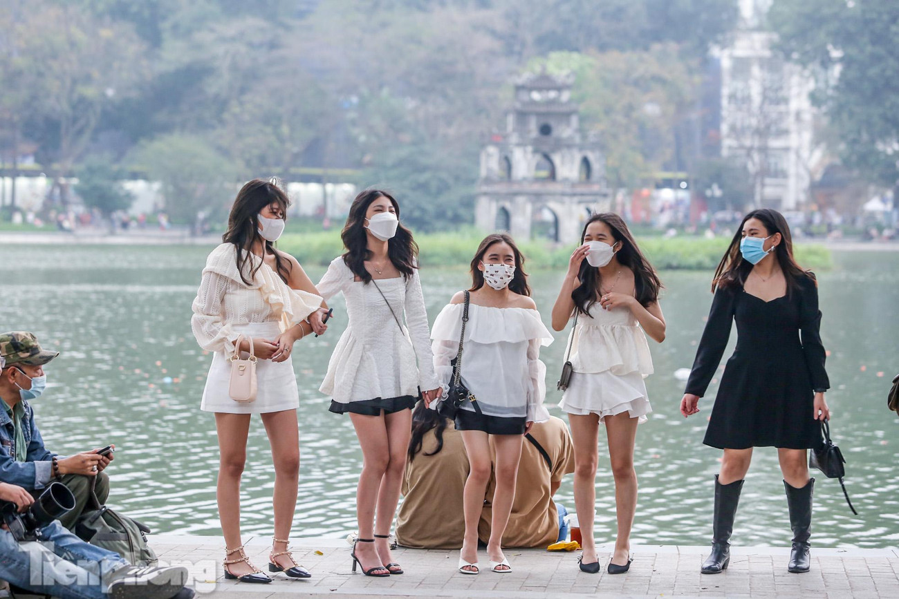 Thời tiết dịp này tại Hà Nội mát mẻ như mùa thu khiến chuyến vui chơi của mọi người vui vẻ và thoải mái hơn.