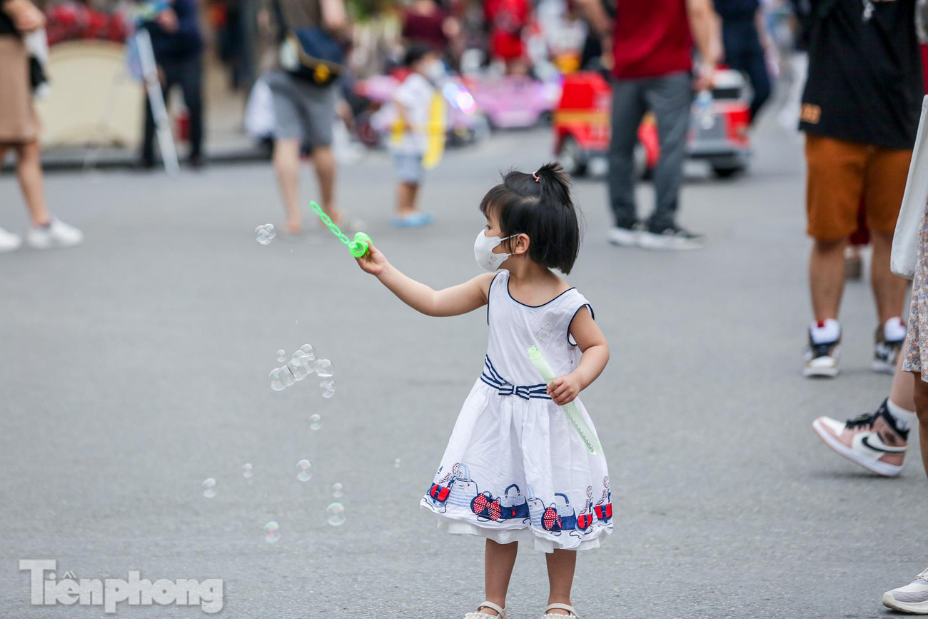 "Nhà tôi đưa các con lên đây vào dịp cuối tuần để con em được thoải mái hoạt động sau một thời gian dài cách ly", chị Ly cho biết.