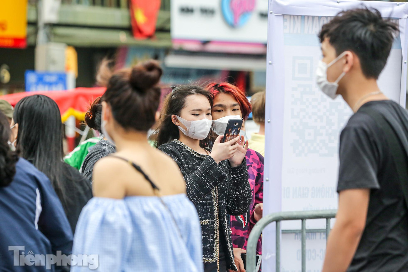 Du khách khi tham gia vào không gian đi bộ phải thực hiện đo thân nhiệt, khai báo y tế, sát khuẩn tay, đeo khẩu trang và giữ khoảng cách theo quy định.