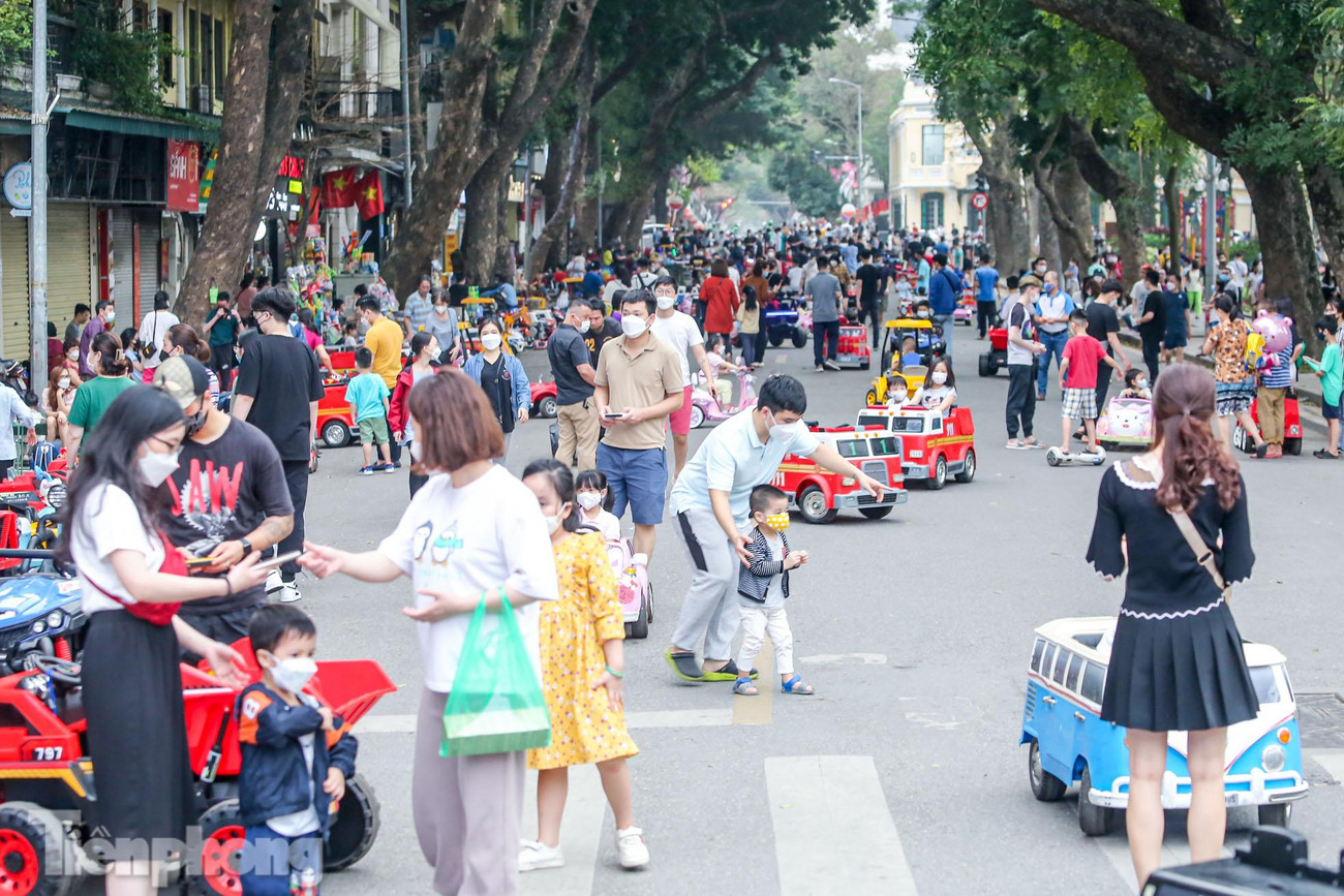 Khu vực phố Hàng Khay nhộn nhịp, đặc biệt là trẻ em.
