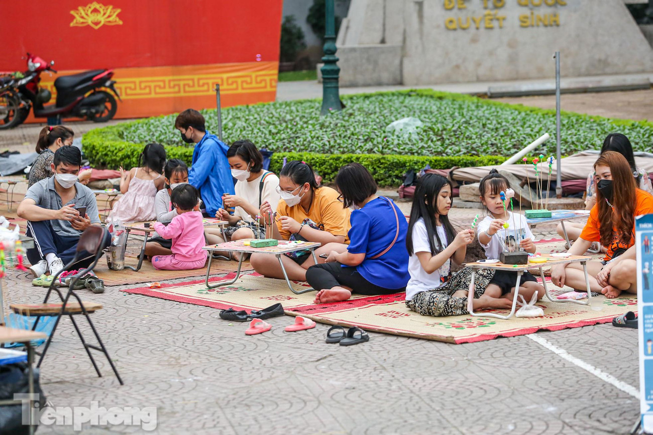 Gia đình cho con em vui chơi, nặn tò he.