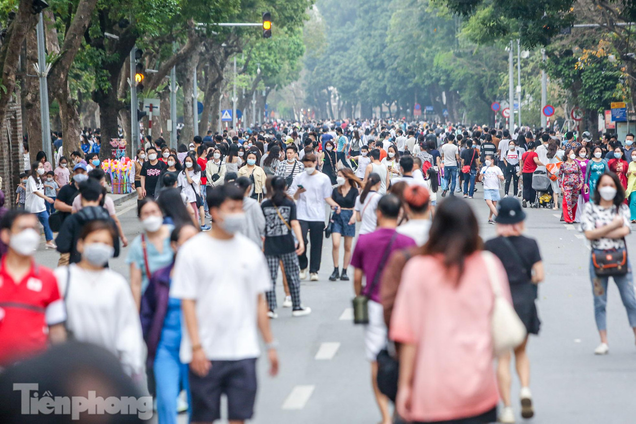 Tuyến phố Đinh Tiên Hoàng trong cảnh đông đúc vào chiều Chủ nhật (20/3).