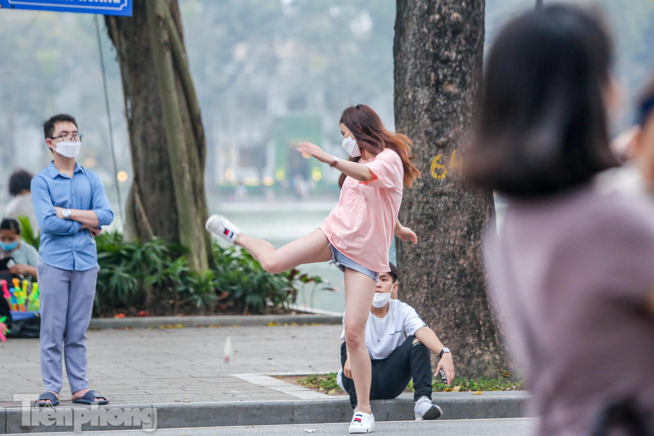 Mọi người thoải mái hoạt động dưới lòng đường.