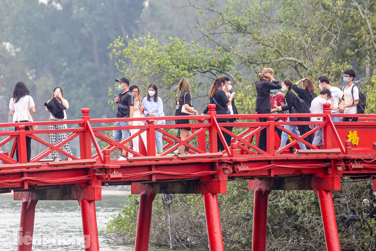 Khu vực cầu Thê Húc đông người.