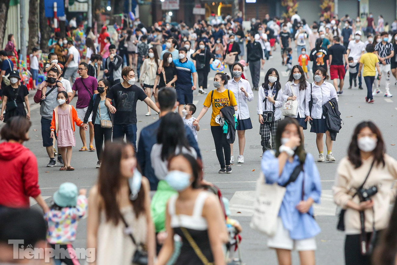 Khu vực gần Quảng trường Đông Kinh Nghĩa Thục tấp nập người đi bộ.