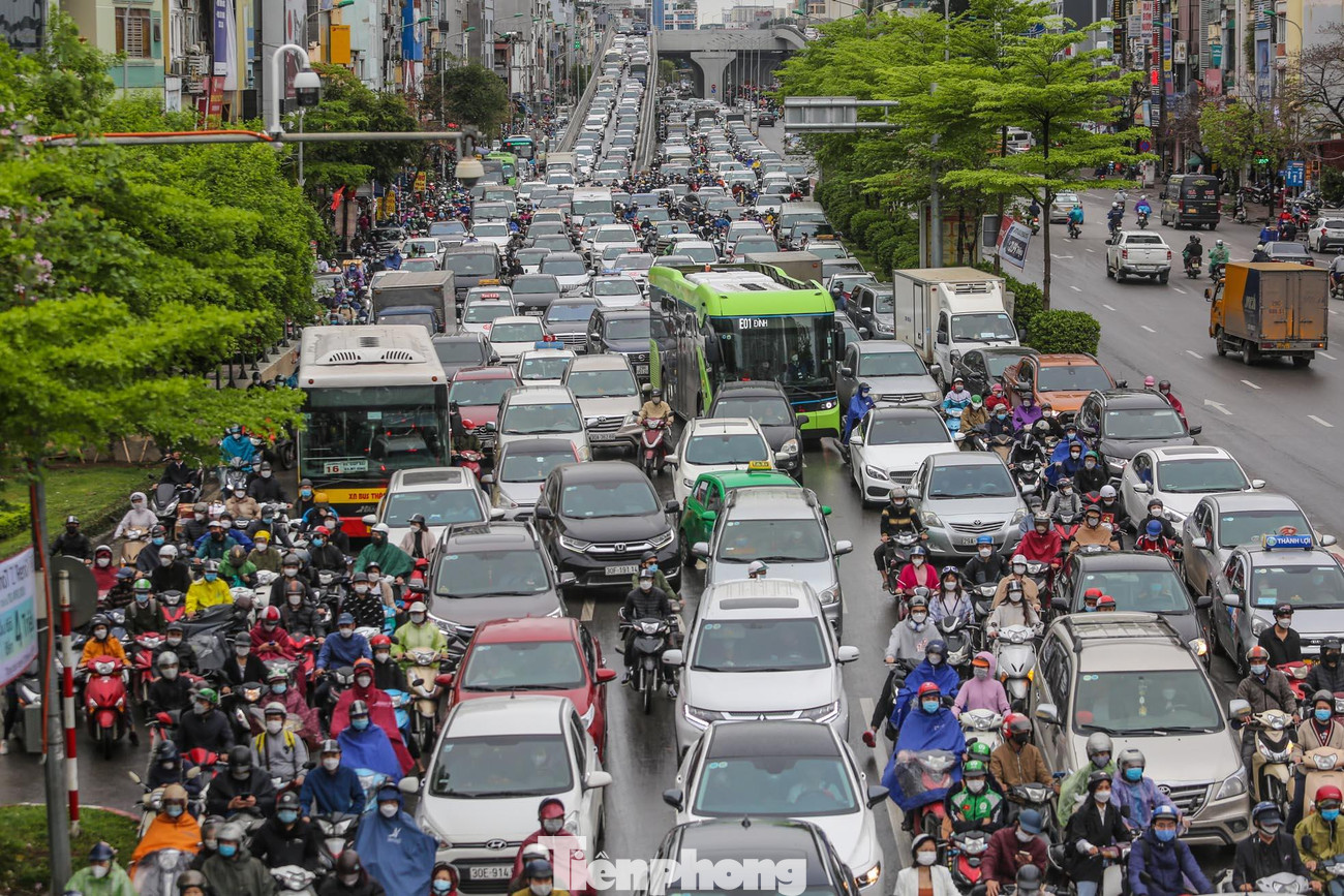 Đường Trường Chinh, giao thông nghẽn từ trên cầu xuống bên dưới.