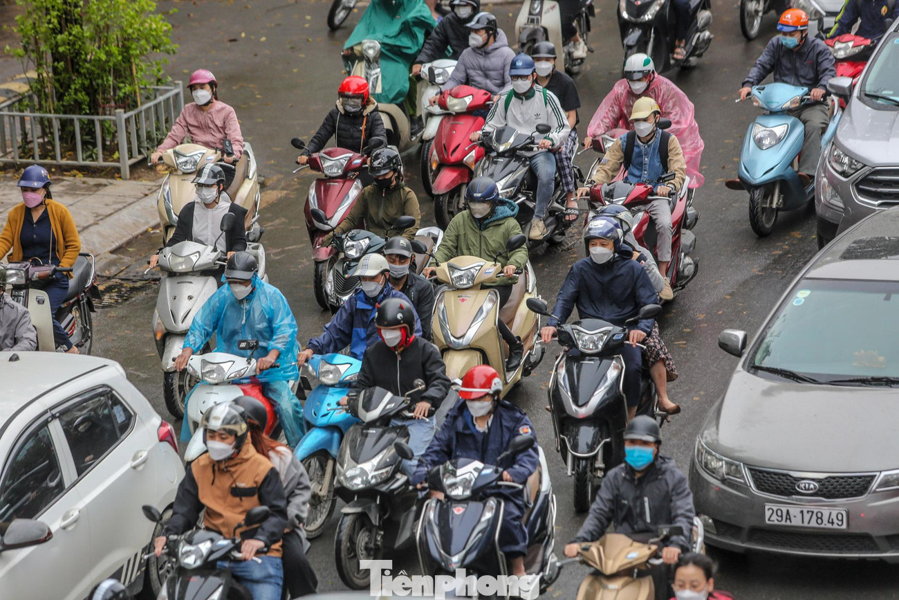 Đường Nguyễn Trãi hướng về Ngã Tư Sở, các phương tiện di chuyển khó khăn.